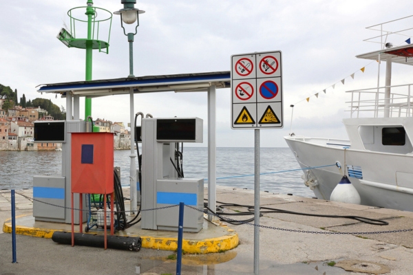 marine fueling station for boats