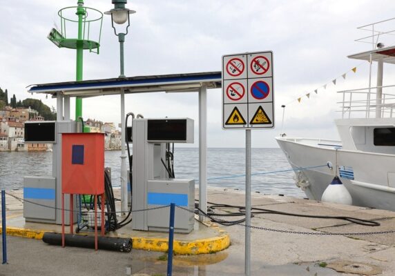 marine fueling station for boats